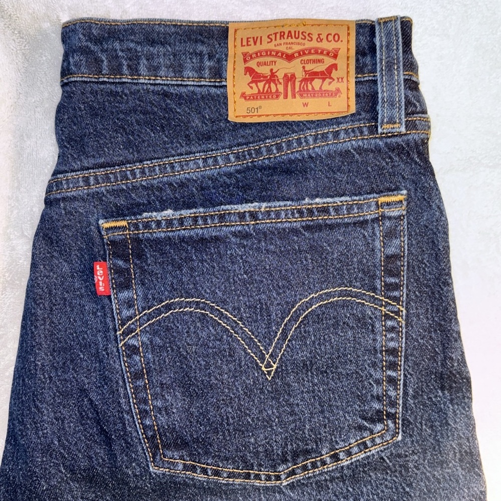 Women’s Levi’s 501 31x26/ sz12; ankle length; Waterless distressed dark blue